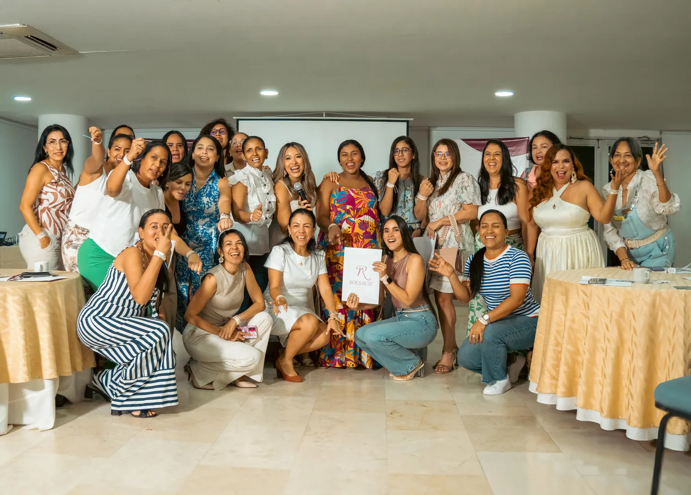 Equipo de participantes celebrando al cierre de un taller vivencial