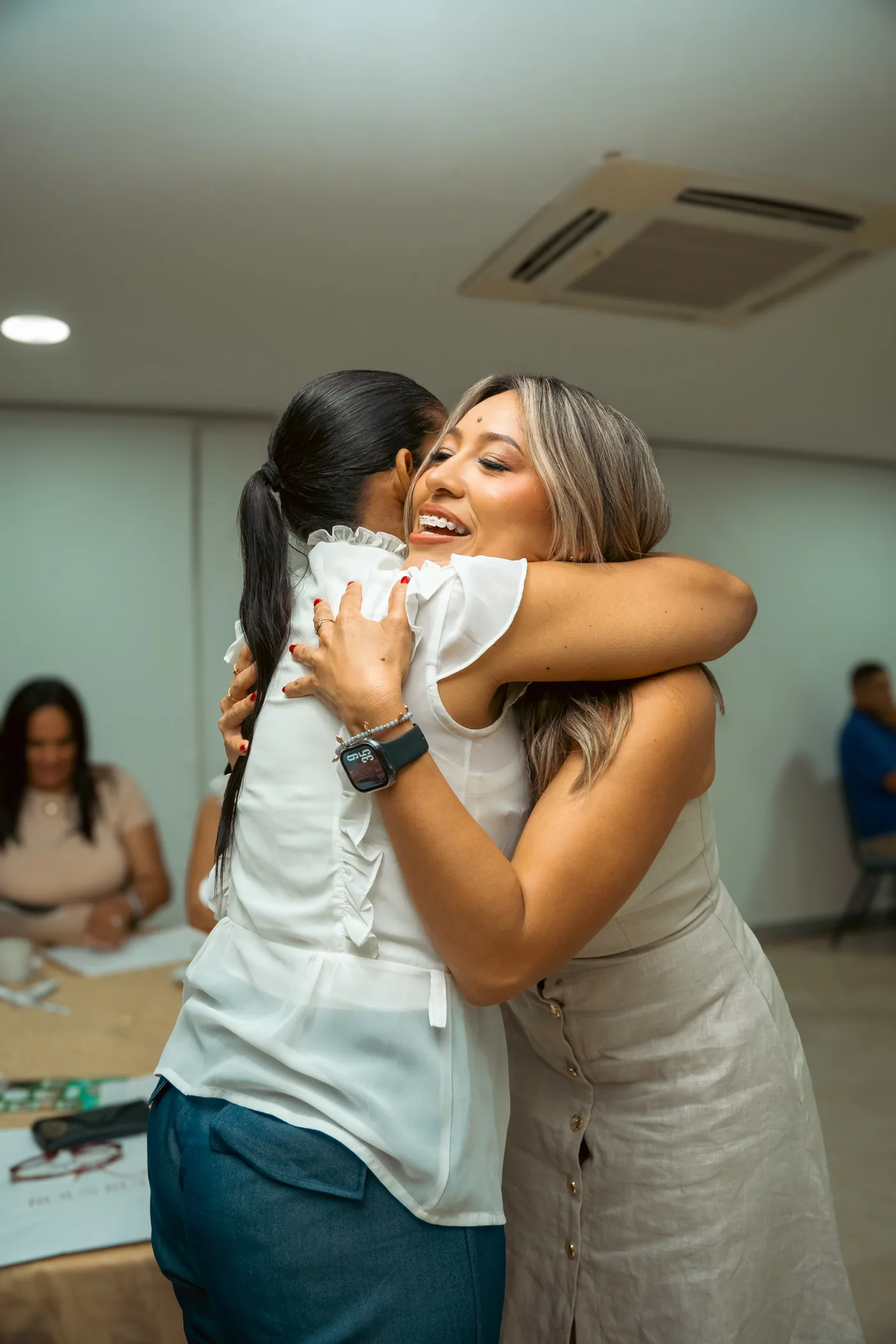 Cierre emocional: Rous Ruiz abraza a una participante de la formación