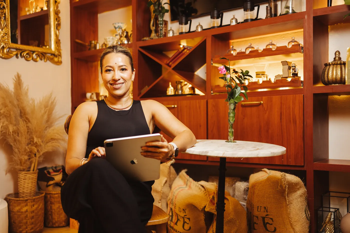 Rous Ruiz trabajando en un café de Cartagena, mirando a cámara